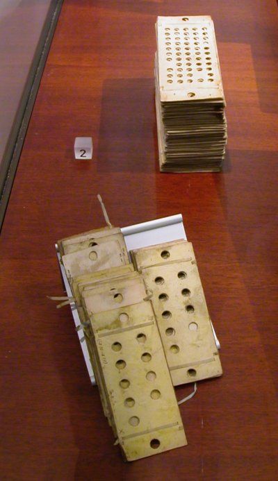 Photo des cartes perforées de la machine de Babbage